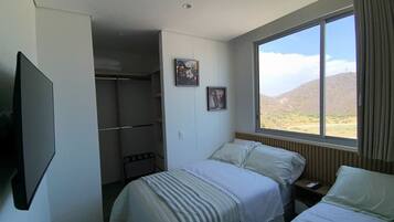 Apartamento familiar, vistas al mar | Ropa de cama de alta calidad, edredones de plumas, caja fuerte