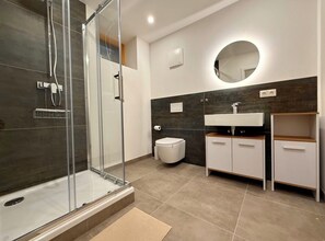 Shower, hair dryer, towels, toilet paper - Terraced residence on the Fleckenmauer (Flörsheim-Dalsheim)
