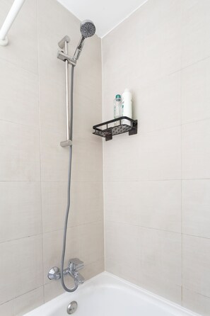 Haartrockner, HandtĂŒcher, Seife, Toilettenpapier