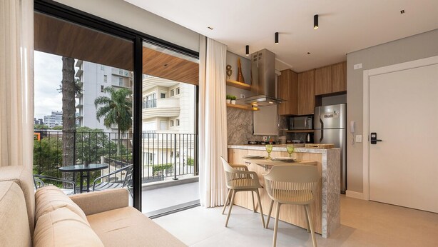 Um apartamento moderno com sala de estar, varanda com vista, cozinha com armários de madeira e área de refeições.