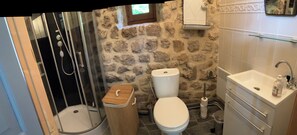 Shower, towels - Small stone cottage in the heart of nature - Ardèche Verte (Belsentes)