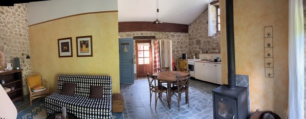 Fireplace, video library, stereo - Small stone cottage in the heart of nature - Ardèche Verte (Belsentes)