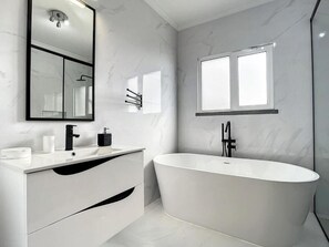 Shower, hair dryer, towels, toilet paper - Zen House By The Madeira Luxury Collection (Arco da Calheta)