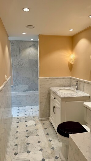 Hair dryer, towels, soap, toilet paper - Villa Erik - A newly renovated summer oasis with sea views, peace and exclusive comfort. (Eriksberg)