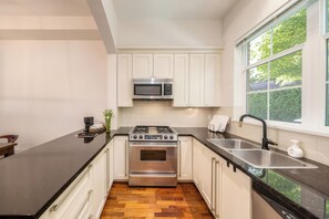 Private kitchen - Modern Townhome: Heart of Vancouver, Metro-Linked (Vancouver)