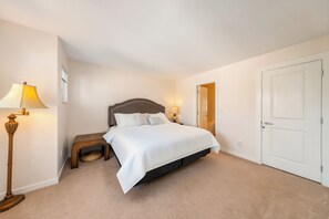3 bedrooms, iron/ironing board, free WiFi, bed sheets - Modern Townhome: Heart of Vancouver, Metro-Linked (Vancouver)