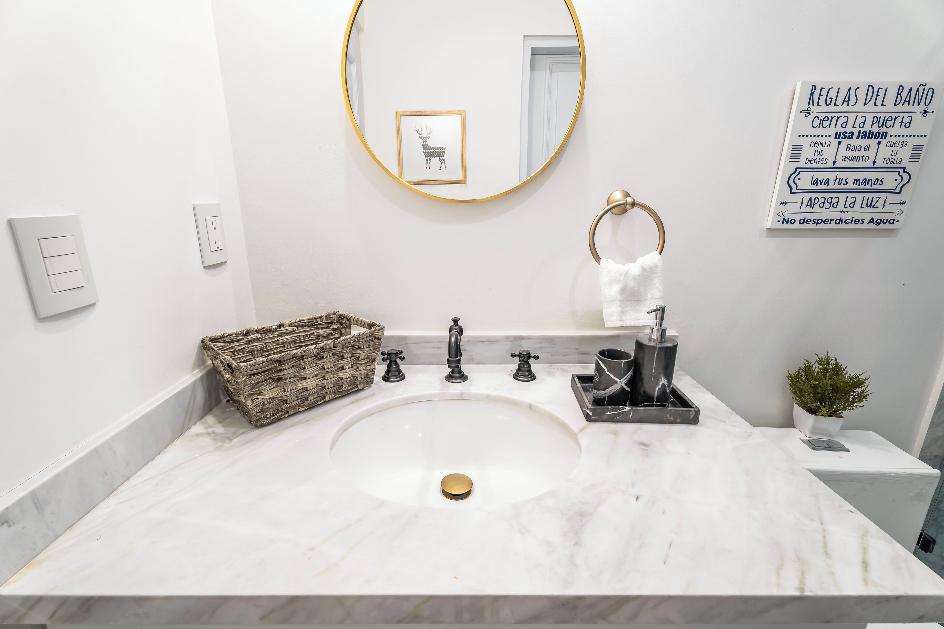 Deluxe Apartment | Bathroom