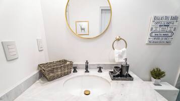Deluxe Apartment | Bathroom