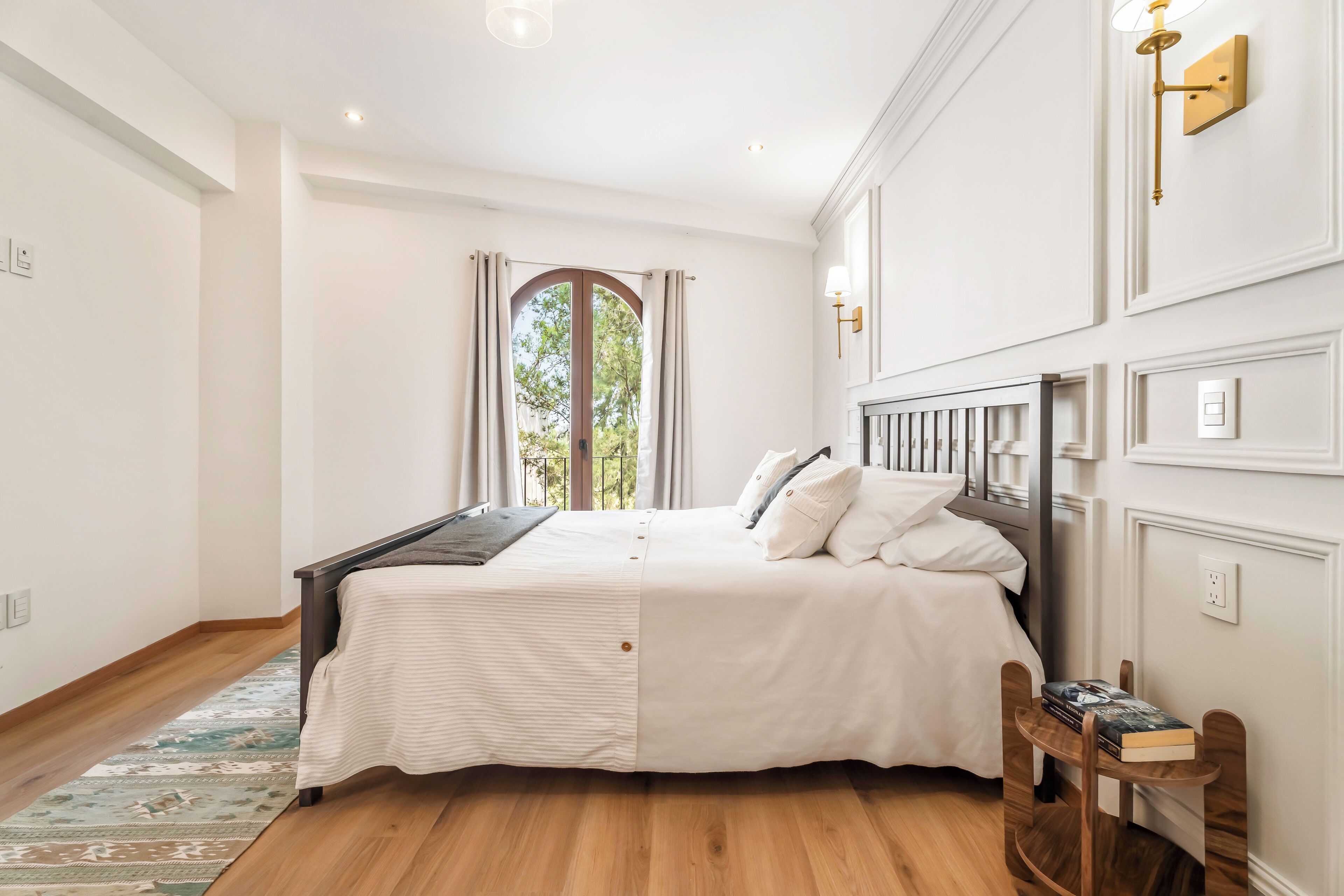 Deluxe Apartment | Iron/ironing board, free WiFi
