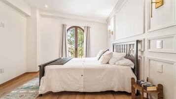 Deluxe Apartment | Iron/ironing board, free WiFi