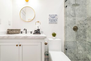 Deluxe-Apartment | Badezimmer | Dusche, Designer-Toilettenartikel