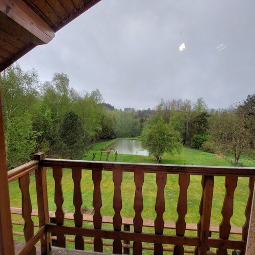 chalet à la campagne avec de l'espace extérieur