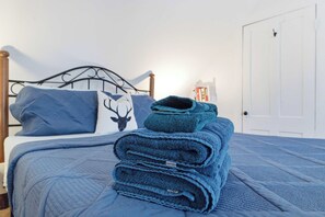 3 bedrooms, iron/ironing board, travel cot, WiFi - Historic Gem in the Heart of Littleton (Littleton)