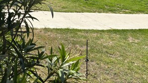 A golf course with sand bunkers, a clear sky, and distant mountains. - Villa Golf Esterel 150m2 quiet with swimming pool (Saint-Raphaël)