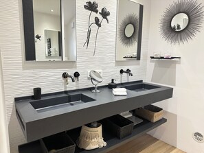 A modern bathroom with a double sink, a large mirror, and decorative wall art. - Villa Golf Esterel 150m2 quiet with swimming pool (Saint-Raphaël)