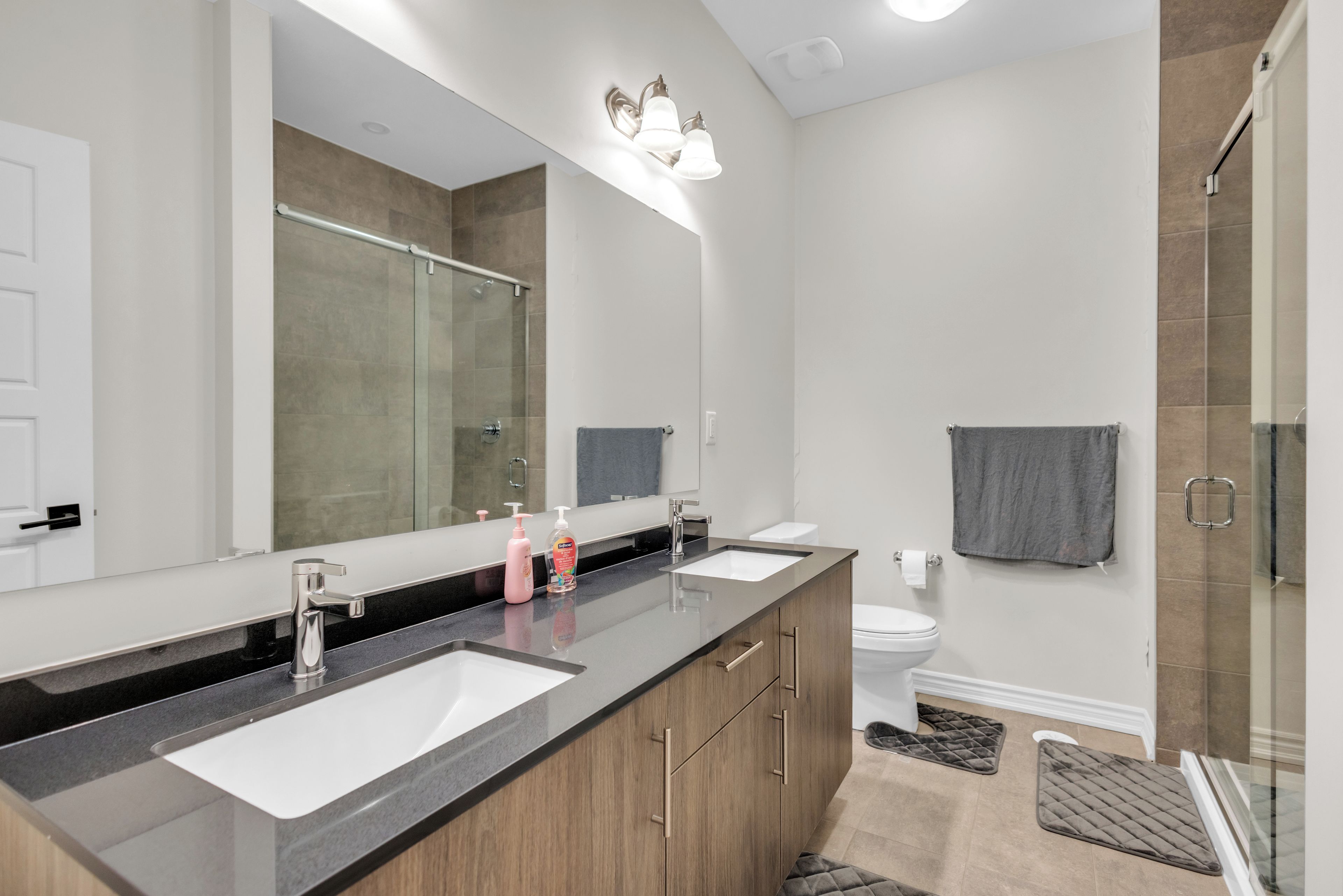 Serviettes fournies, savon, papier toilette
