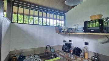 Kühlschrank, Mikrowelle, Herdplatte