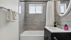 Romantische driepersoonskamer, balkon, uitzicht op bergen | Badkamer | Een bad/douchecombinatie, gratis toiletartikelen, een haardroger