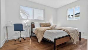 Romantische driepersoonskamer, balkon, uitzicht op bergen | Verduisterende gordijnen, een strijkplank/strijkijzer, gratis wifi