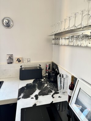 Wasserkocher mit Kaffee-/Teezubehör, Kühlschrank, Ofen, Herdplatte