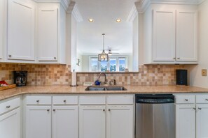 Microwave, oven, stovetop, dishwasher - Southern Fairway Escape 2/2 (CARRABELLE)
