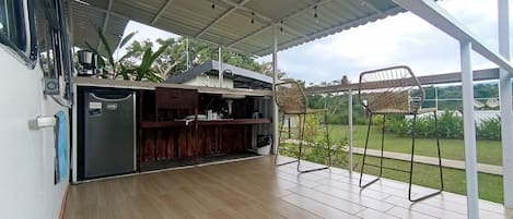 Chambre Familiale, balcon, vue montagne | Cuisine privée
