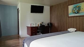 Comfort kamer, 1 kingsize bed, uitzicht op bergen | Verduisterende gordijnen, gratis wifi