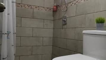 Chambre Double Classique, patio, vue jardin | Salle de bain