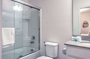 Casa geminada, várias camas, acesso à piscina, vista para a piscina (10461ET-SVH) | Banheiro