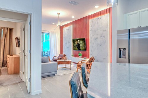 Luxury Townhouse w/ Private Pool Near Disney & Universal