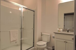 Casa adosada, varias camas, acceso a la piscina, vistas a la piscina (10461ET-SVH) | Baño