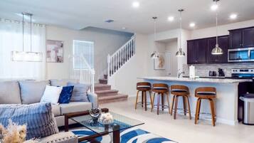Townhouse, Beberapa Tempat Tidur, dapur, pemandangan kolam renang (706GL-SVH) | Area keluarga