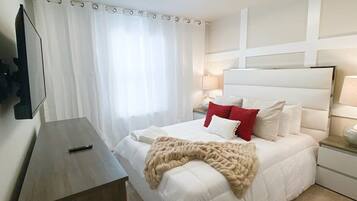 Townhome, Multiple Beds, Kitchen, Pool View (706GL-SVH) | 5 bedrooms