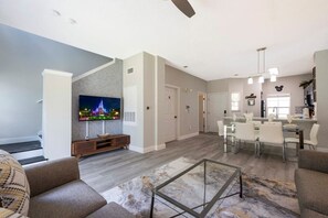 Living area - Emerald Island Townhouse With Pool & Fast Wifi (Kissimmee)