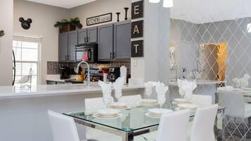 Townhome, Multiple Beds, Pool Access, Pool View (8553CC-SVH) | Dining