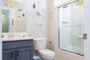 Casa adosada, varias camas, acceso a la piscina, vistas a la piscina (8553CC-SVH) | Baño