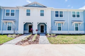 Exterior - Luxurious Townhouse w/ Private Pool Near Attractions (Clermont)