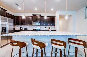 Private kitchen - Luxurious Townhouse w/ Private Pool Near Attractions (Clermont)