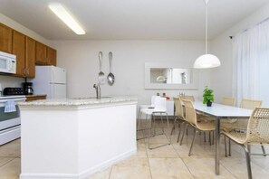 Townhome - flera sängar - tillgång till pool - utsikt mot poolen (4572AL-SVH) | Eget kök