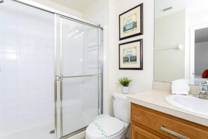 Casa adosada, varias camas, acceso a la piscina, vistas a la piscina (4572AL-SVH) | Baño