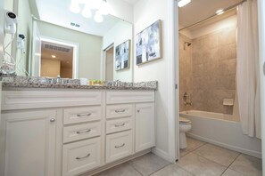 Stadtwohnung, Mehrere Betten, Poolzugang, Poolblick (111JW-SVH) | Badezimmer