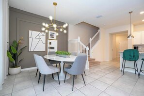 Stadtwohnung, Mehrere Betten, Poolzugang, Poolblick (111JW-SVH) | Speisen