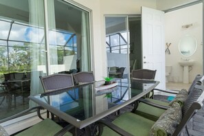 Outdoor dining - Spacious Townhouse w/ Pool Near Disney Attractions (Davenport)