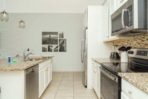 Townhome - flera sängar - tillgång till pool - utsikt mot poolen (178CD-SVH) | Eget kök