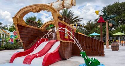 Spacious Townhouse w/ Pool Near Disney Attractions