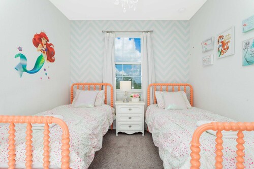 Spacious Townhouse w/ Pool Near Disney Attractions