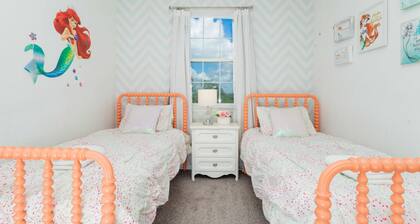 Spacious Townhouse w/ Pool Near Disney Attractions