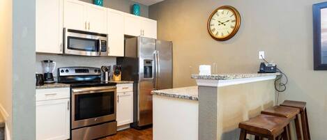 Townhome, Multiple Beds, Pool Access, Pool View (5366DCUNIT17-106-SVH) | Private kitchen