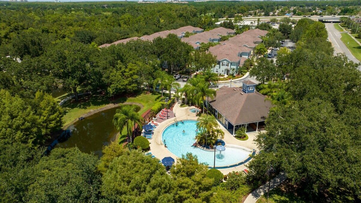 Una piscina al aire libre