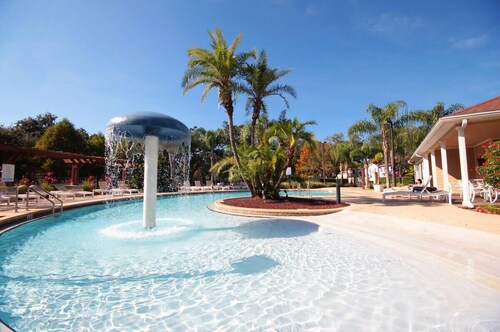 Spacious Disney Area Townhouse w/ Pool & Free Parking